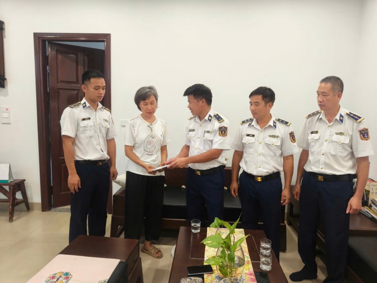 Thủ trưởng Hải đoàn tặng quà gia đình liệt sĩ Đoàn Đức Thắng hy sinh trong quá trình thực hiện nhiệm vụ