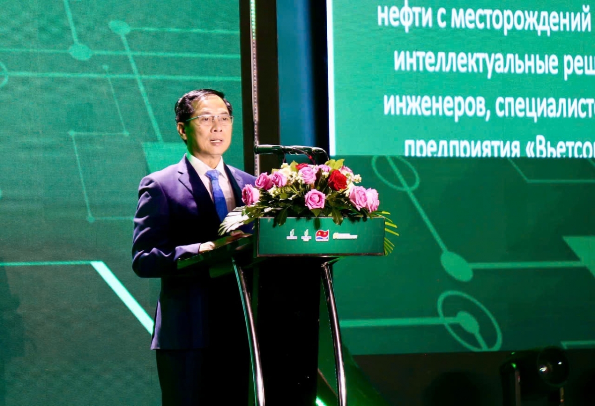 Phó Thủ tướng Chính phủ, Bộ trưởng Bộ Ngoại giao Bùi Thanh Sơn tham dự và phát biểu tại buổi lễ