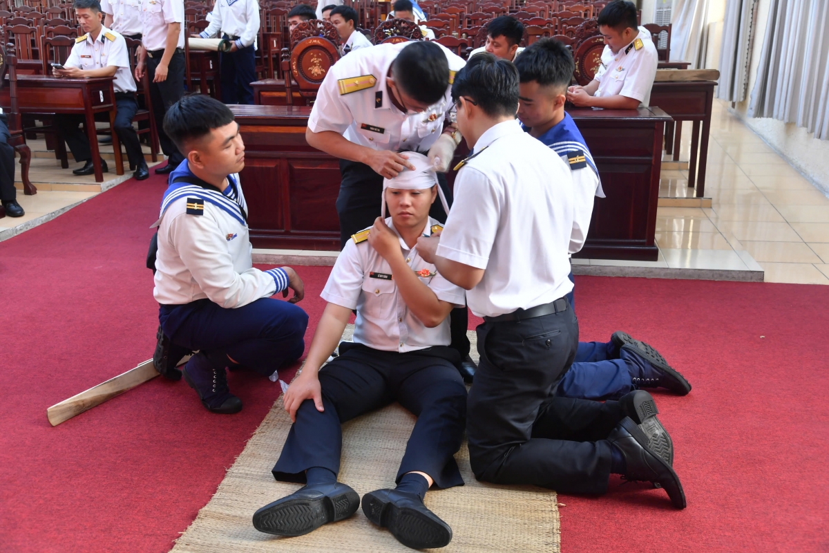 Các thí sinh thực hành phần thi băng bó vết thương vùng đầu