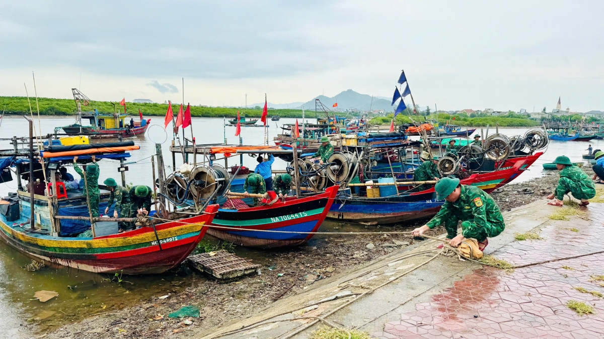 Cán bộ chiến sỹ Đồn Biên phòng Cửa Sót, Hà Tĩnh chằng néo tàu thuyền