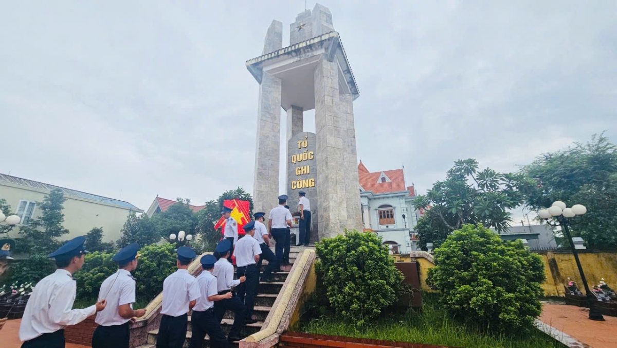 CBCS Hải đoàn dâng hương, dâng hoa nghĩa trang liệt sĩ phường Đông Hải, TP Hải Phòng