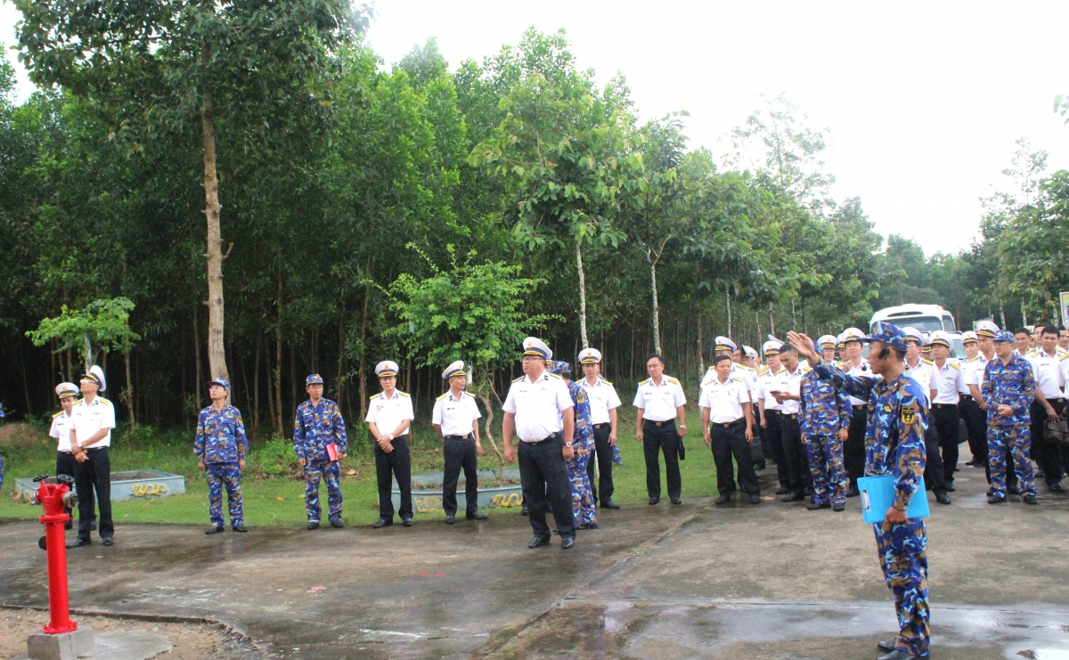 Đoàn nghe trạm làm mẫu giới thiệu