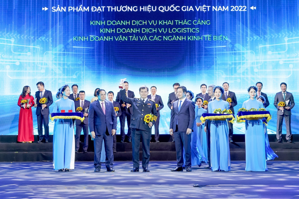 Thủ tướng Chính phủ Phạm Minh Chính trao Thương hiệu Quốc gia cho Tổng công ty Tân Cảng Sài Gòn.