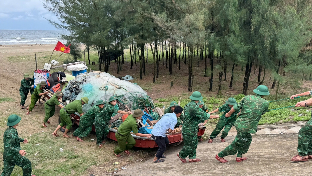 Lực lượng Biên phòng, Công an, Quân sự đưa phương tiền ngư dân xã Đan Hải vào bờ tránh bão