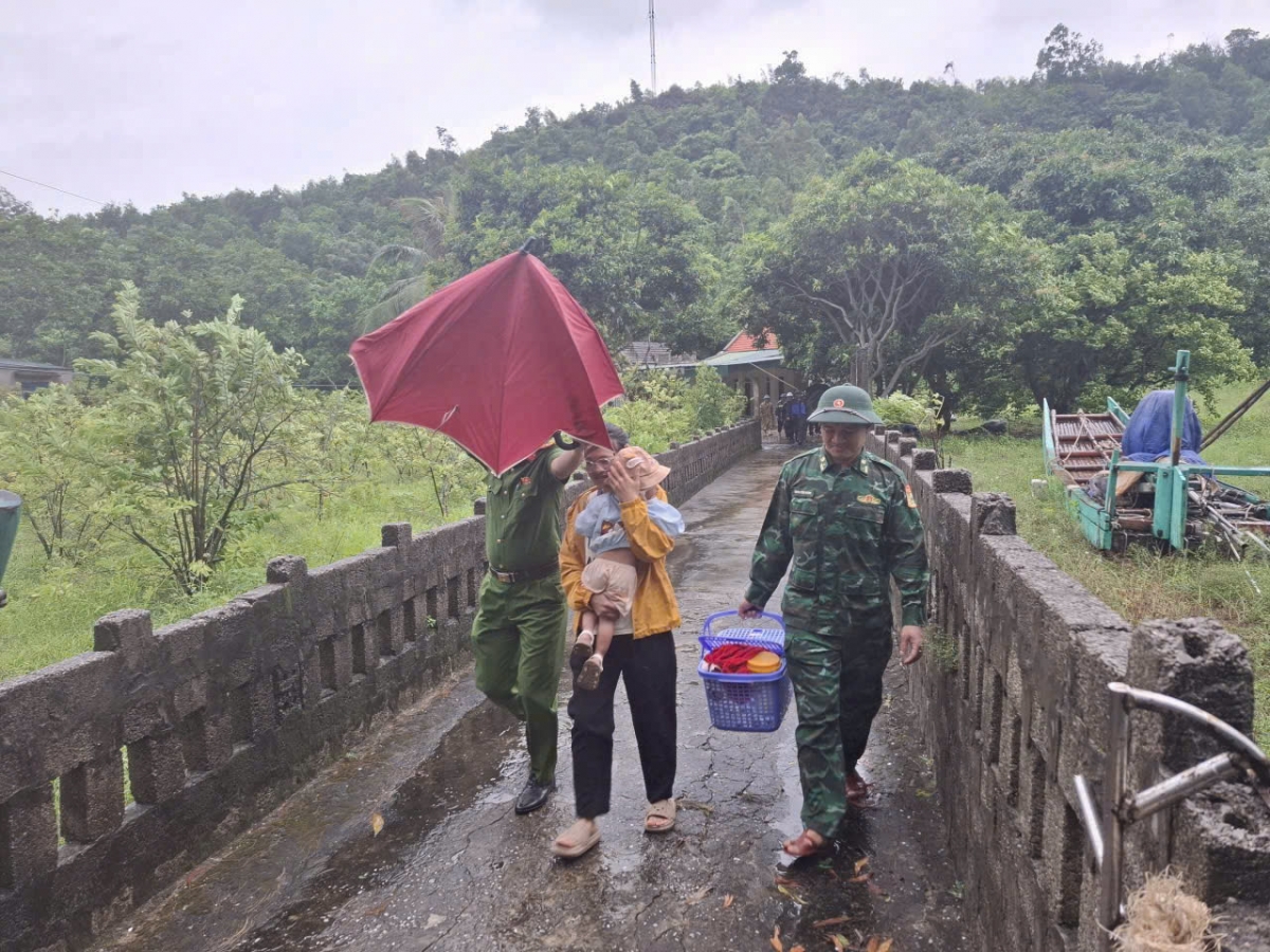Cán bộ Đồn Biên phòng Sầm Sơn và lực lượng chức năng di chuyển người dân trên địa bàn đến nơi an toàn (Ảnh:Hải Chuyền)