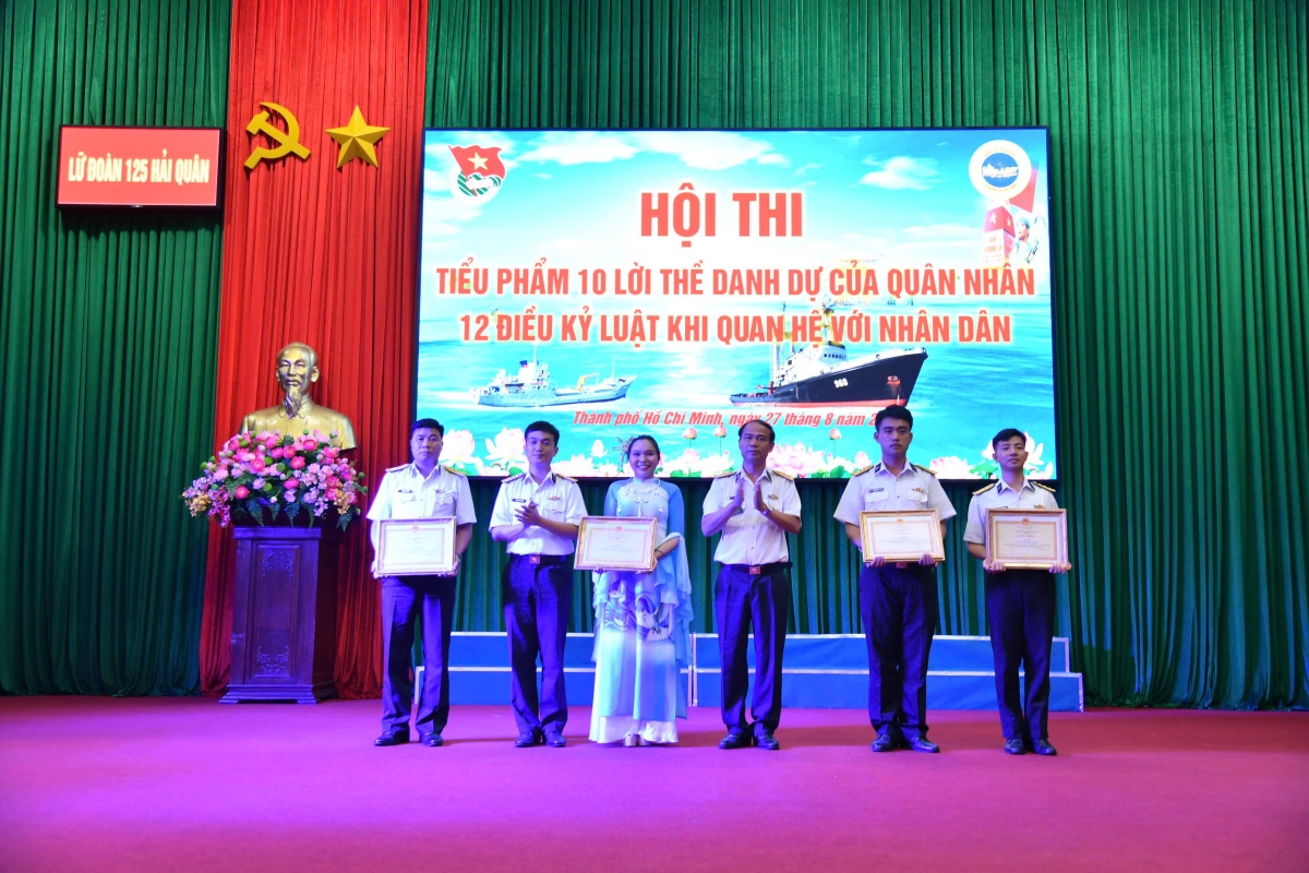 Ban Tổ chức trao giải cho các đội thi.