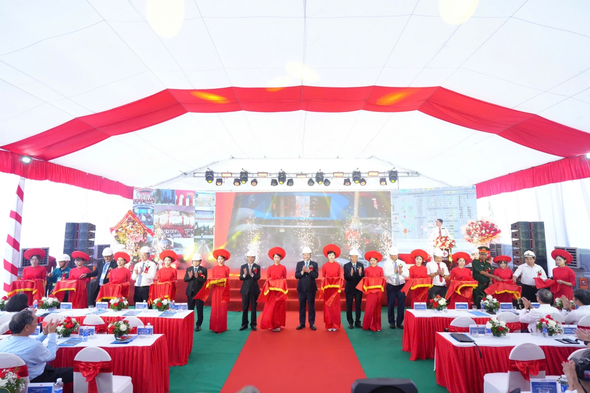 Phó Thủ tướng Chính phủ Mai Văn Chính tham dự và cắt băng khánh thành hoà lưới điện Tổ máy số 1, dự án Nhà máy thuỷ điện Hoà Bình mở rộng sáng 19/8/2025 tại điểm cầu Nhà máy Thuỷ điện Hoà Bình