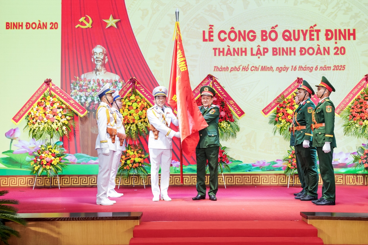 Thượng tướng Võ Minh Lương, Ủy viên Trung ương Đảng, Ủy viên Thường vụ Quân ủy Trung ương, Thứ trưởng Bộ Quốc phòng trao Quân kỳ Quyết thắng cho Binh đoàn 20.