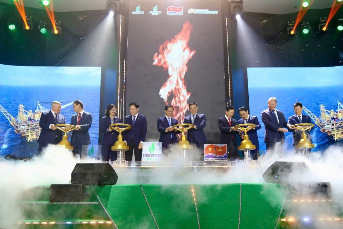 Nghi thức mở van khai thác, chính thức đón chào dòng dầu thương mại đầu tiên từ mỏ KNT – KTN