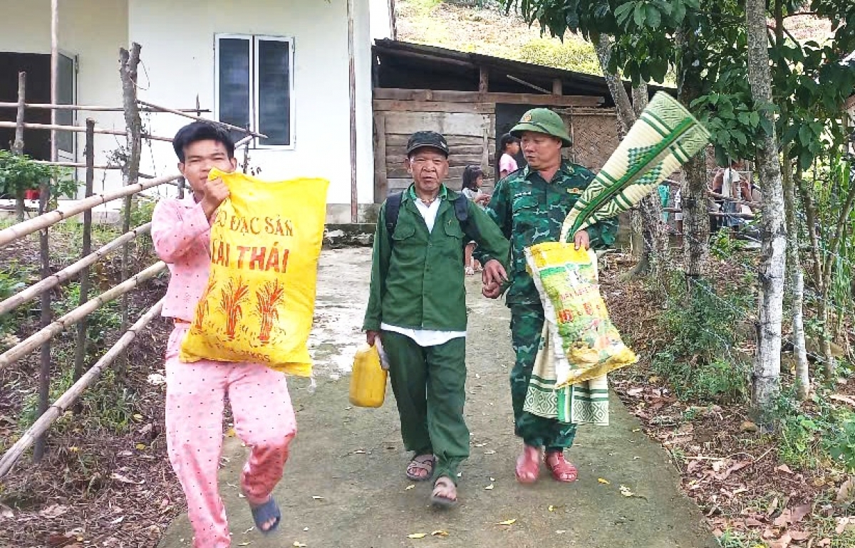 Di dời bà con dân tộc Chứt đến vị trí an toàn