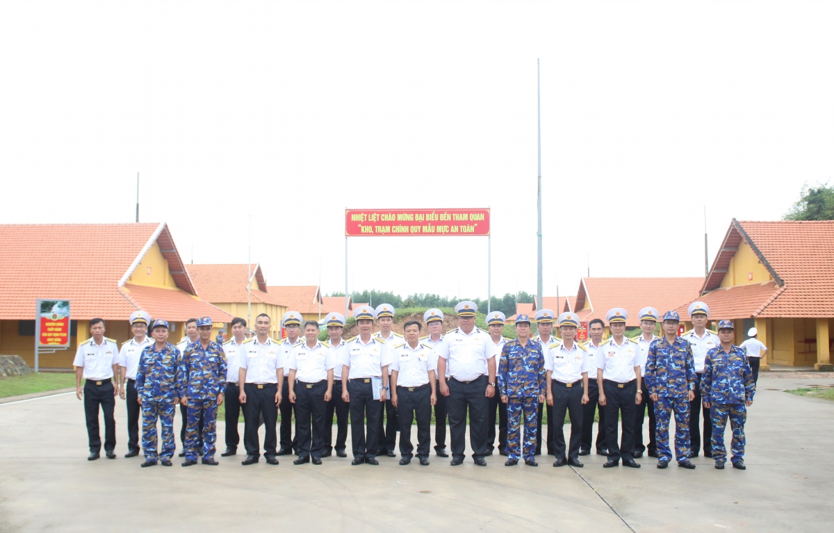 Đoàn tham quan chụp ảnh lưu niệm