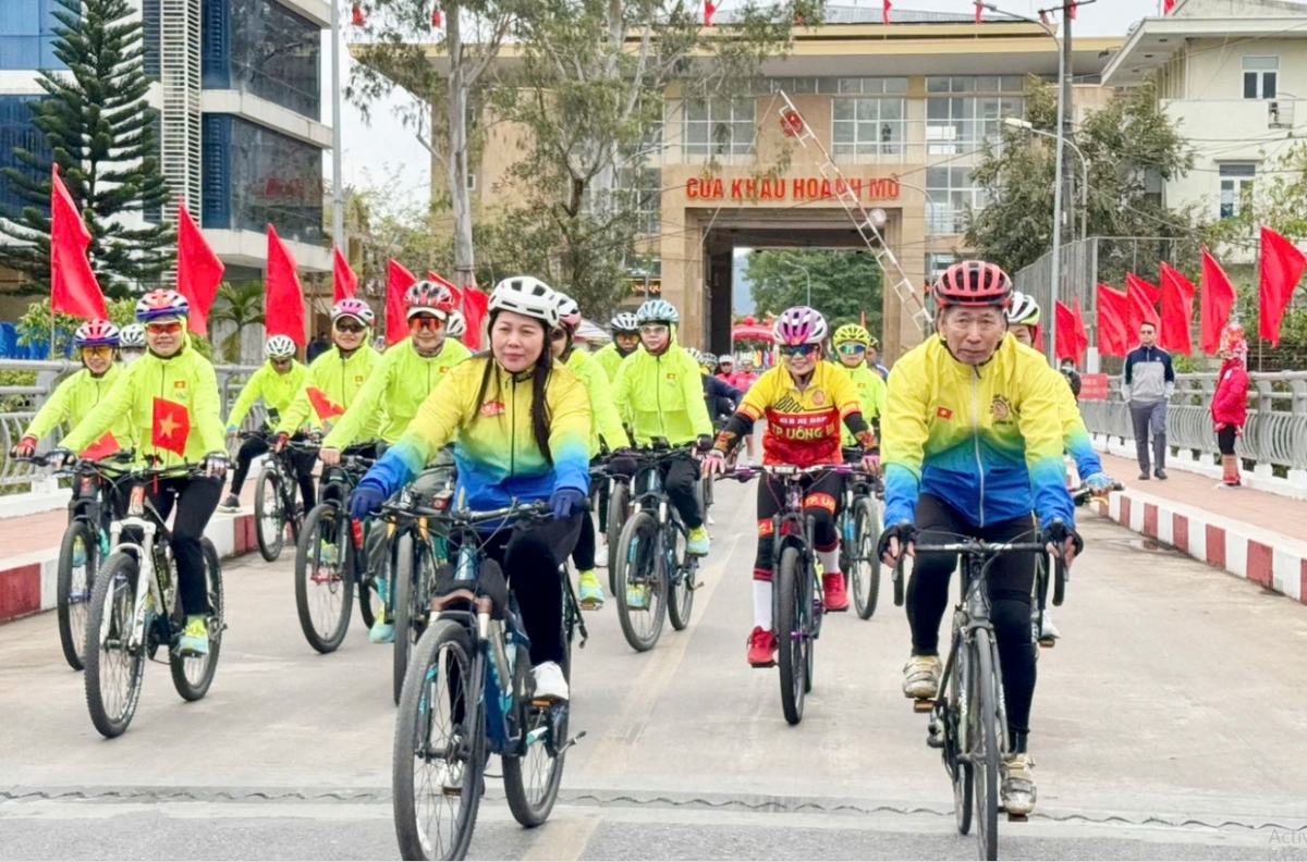 Hơn 300 vận động viên tham gia giải "Đạp xe qua biên giới, hữu nghị đồng hành". Ảnh: Dân trí

 