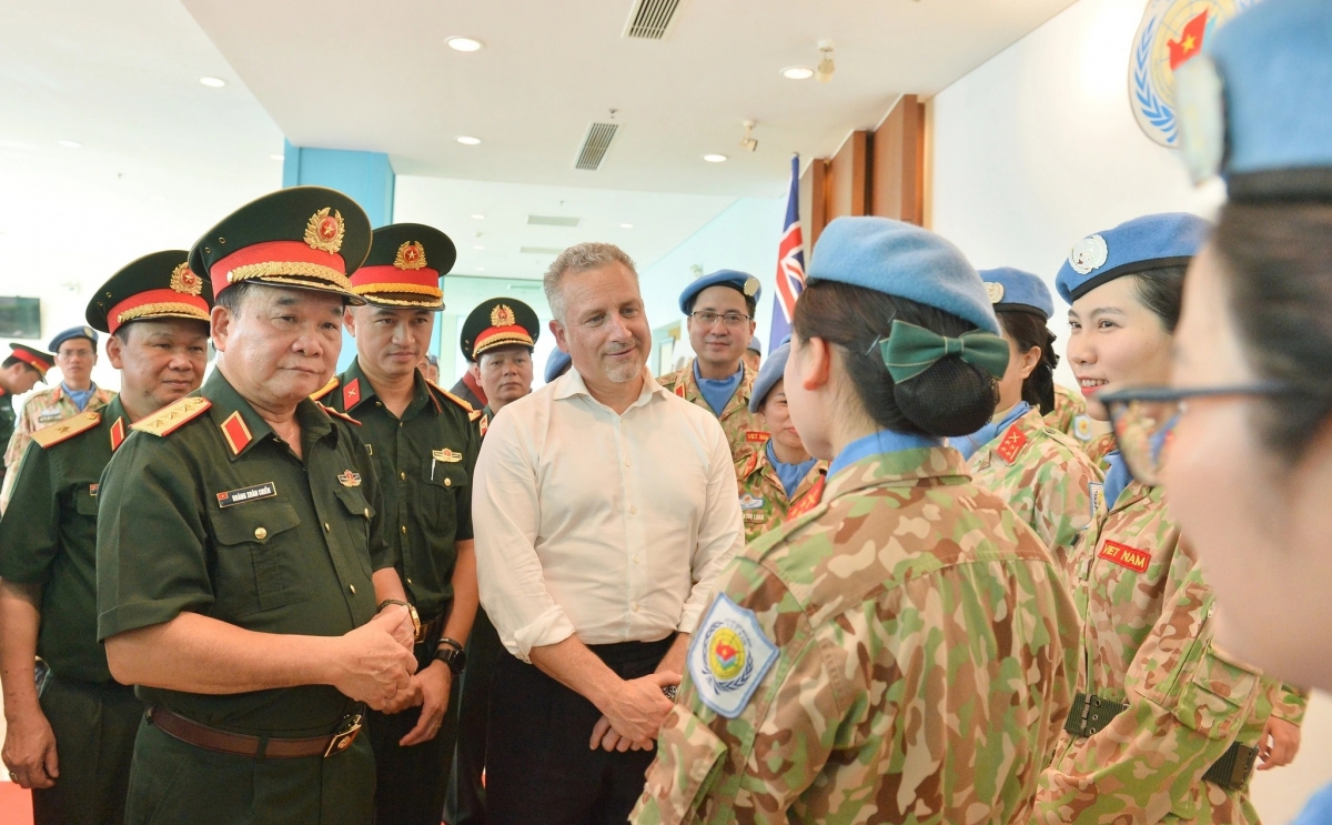 Phó Tổng thư ký Quốc phòng Australia Hugh Jeffrey giao lưu với lực lượng gìn giữ hòa bình Việt Nam tại Hà Nội