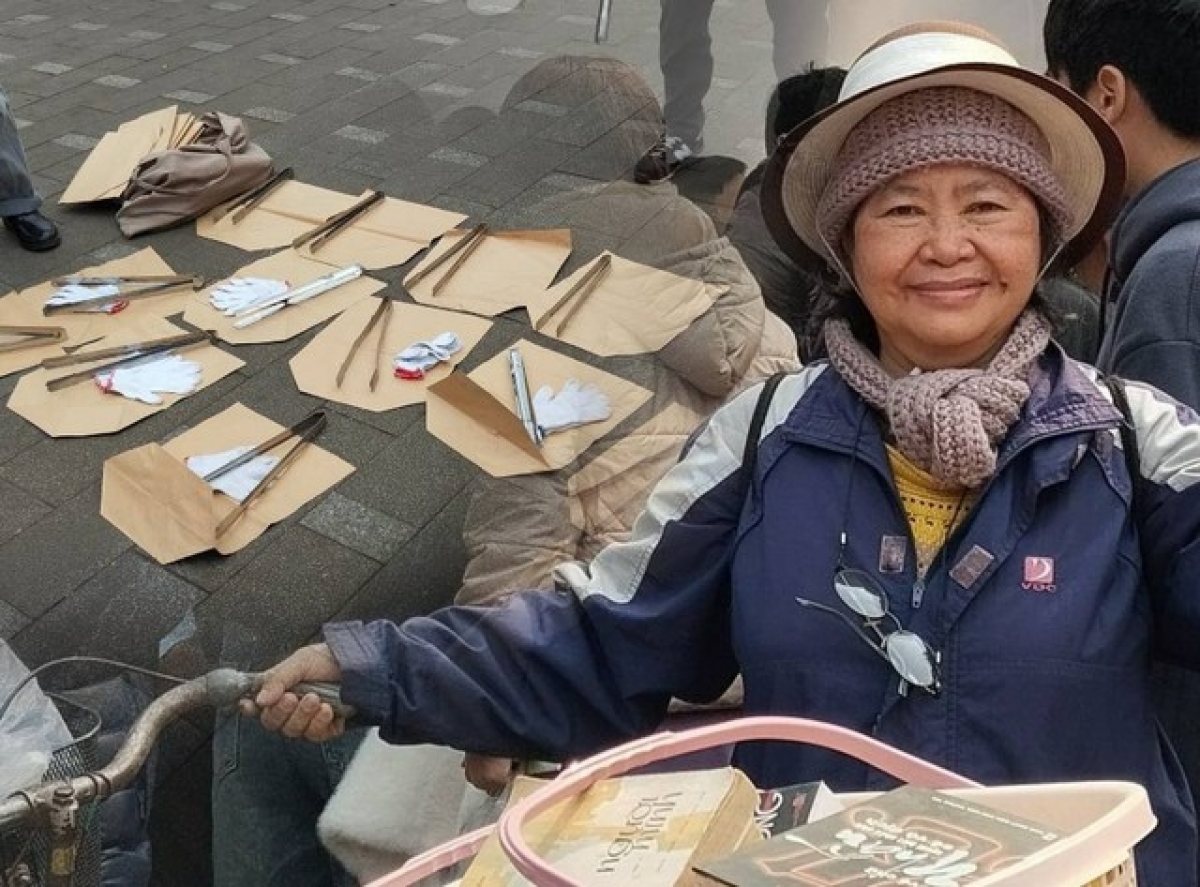 Tiến sĩ chuyên ngành khí tượng thuỷ văn Nguyễn Thị Minh Phương với công việc nhặt rác quanh hồ Gươm