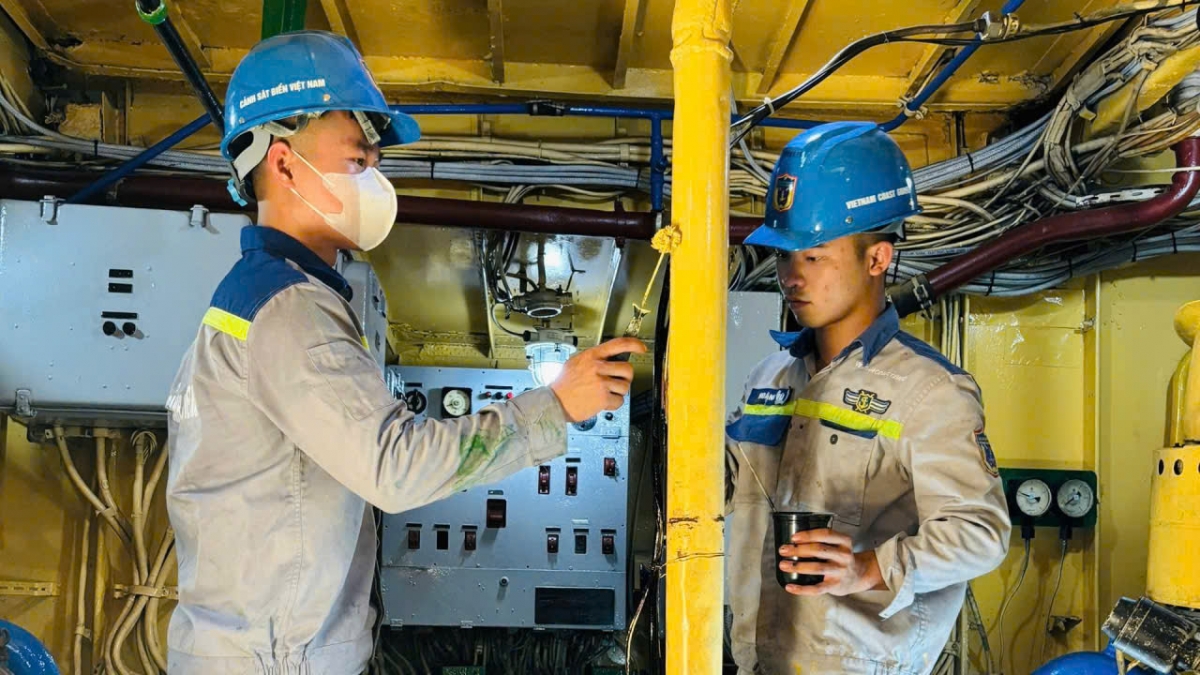 Sơn sửa khoang máy trước Tàu CSB 1011