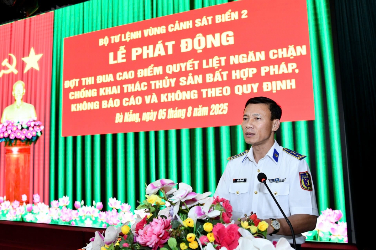 Đại tá Trần Hồng Quế, Phó Chính ủy Vùng phát biểu phát động đợt thi đua cao điểm.