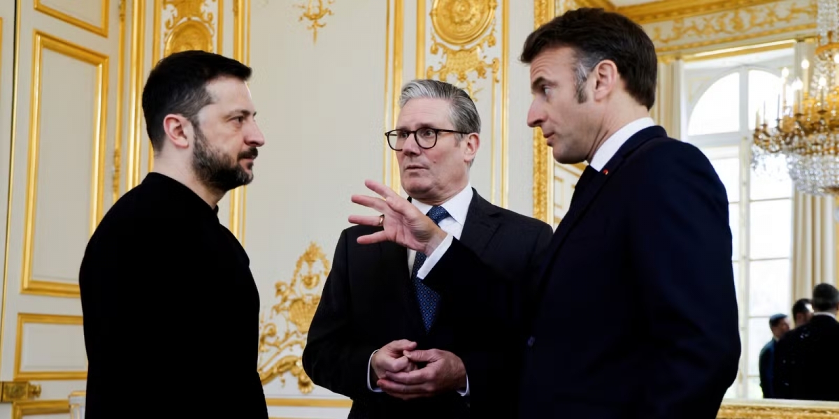 Tổng thống Pháp Emmanuel Macron muốn gia tăng áp lực lên Nga trong khi Thủ tướng Anh Keir Starmer tỏ ra khá lạc quan sau Hội nghị thượng đỉnh Mỹ - Nga.Ảnh: Le Monde