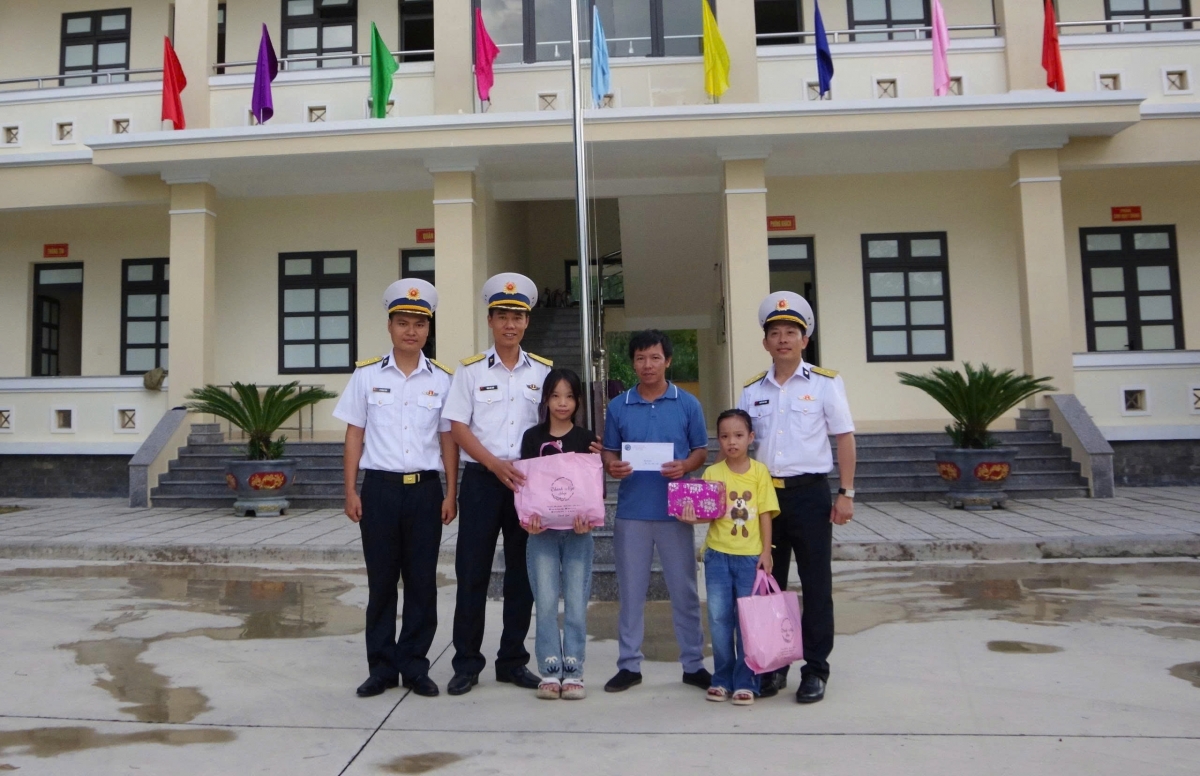 Lãnh đạo, chỉ huy Trung đoàn 451 tặng quà năm học mới cho 02 con ngư dân đơn vị nhận đỡ đầu.