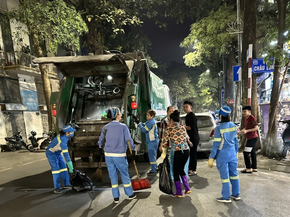Hoạt động thu gom rác tại phường Ba Đình đang được đẩy mạnh cả ngày lẫn đêm