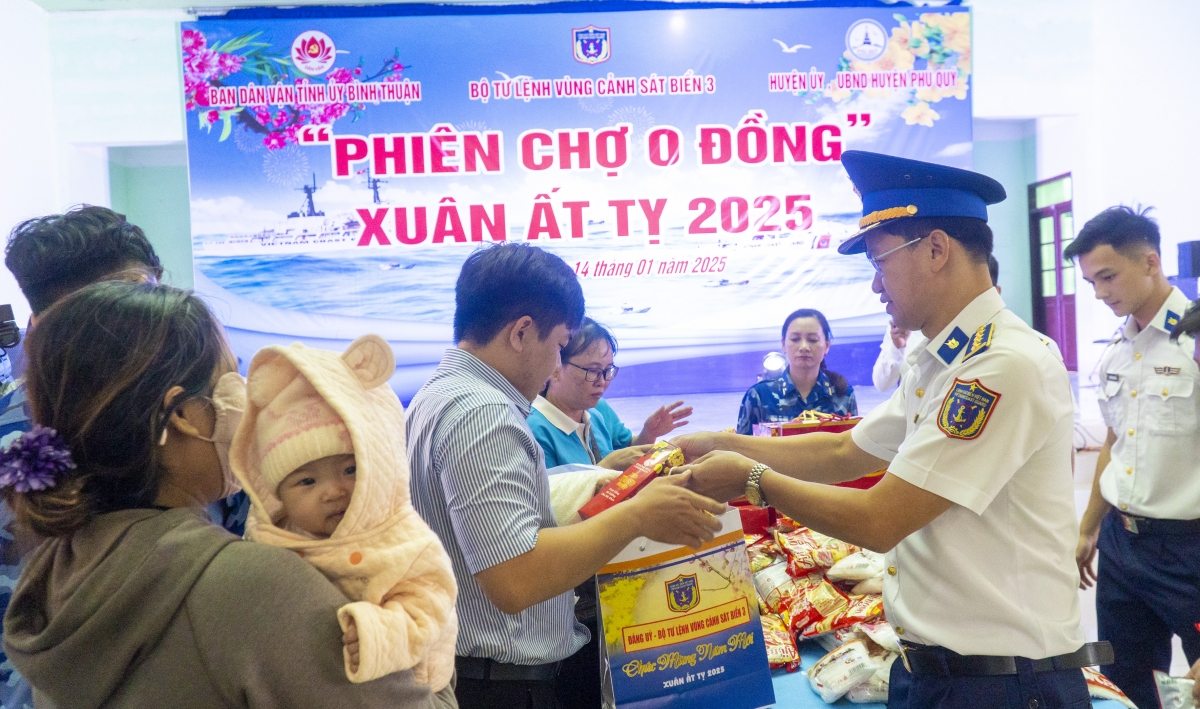 Bà con Nhân dân Đặc khu  Phú Quý, tỉnh Lâm Đồng tham gia và nhận quà Tết từ chương trình Phiên chợ 0 đồng 