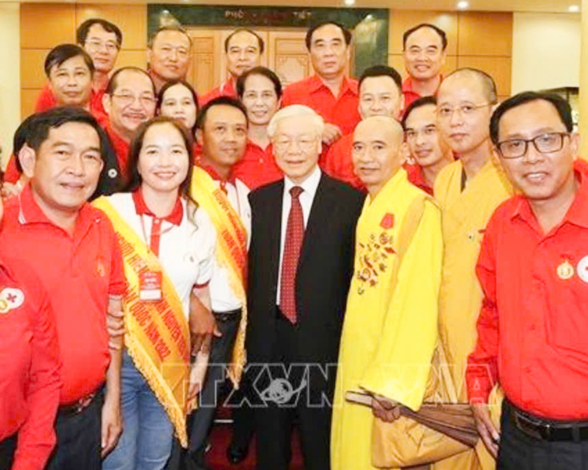 Bà Nguyễn Thị Ước cùng các Đại biểu chụp ảnh với TBT Nguyễn Phú Trọng năm 2022. Nguồn: TTXVN