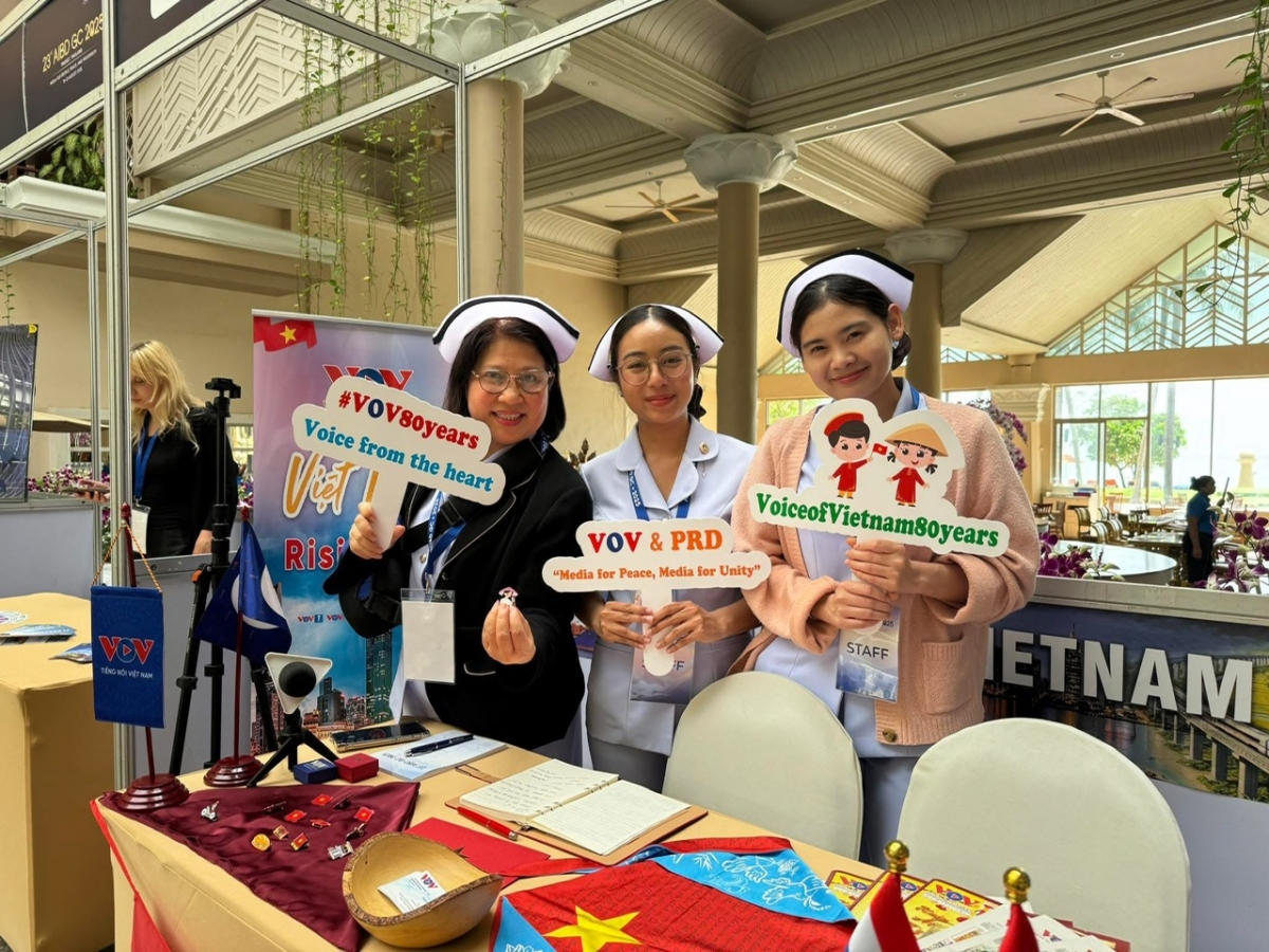 Bạn bè Thái Lan check-in tại booth triển lãm của VOV tại Đại hội đồng AIBD ở Phuket, Thái Lan.