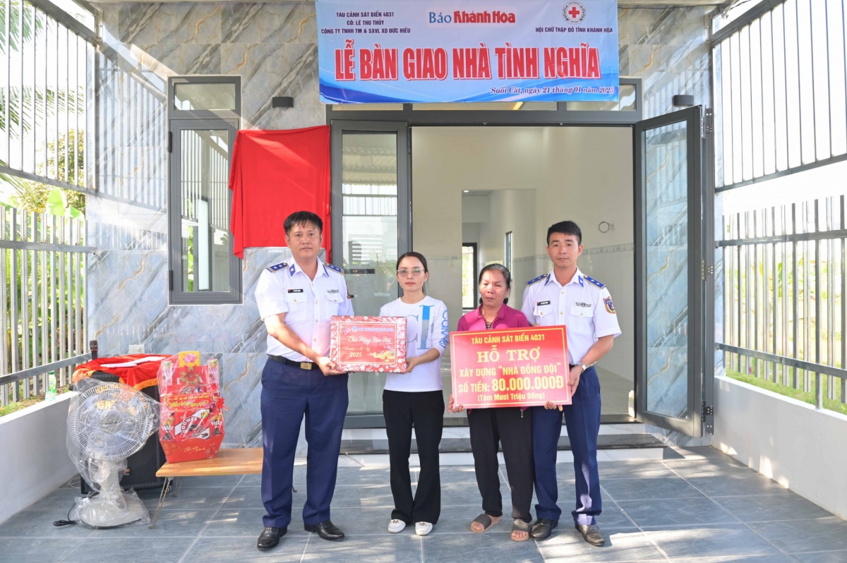 Bàn giao nhà tình nghĩa