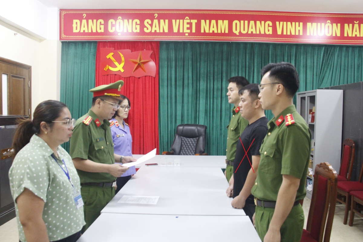 Bị can Nguyễn Văn Vĩnh (áo đen, bên phải)