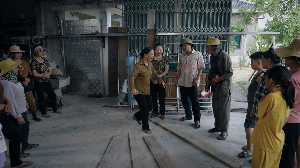Bộ phim được lồng ghép nhiều vấn đề thời sự nóng hổi như VNeID, hàng giả, hàng kém chất lượng, đấu tranh chống tham nhũng