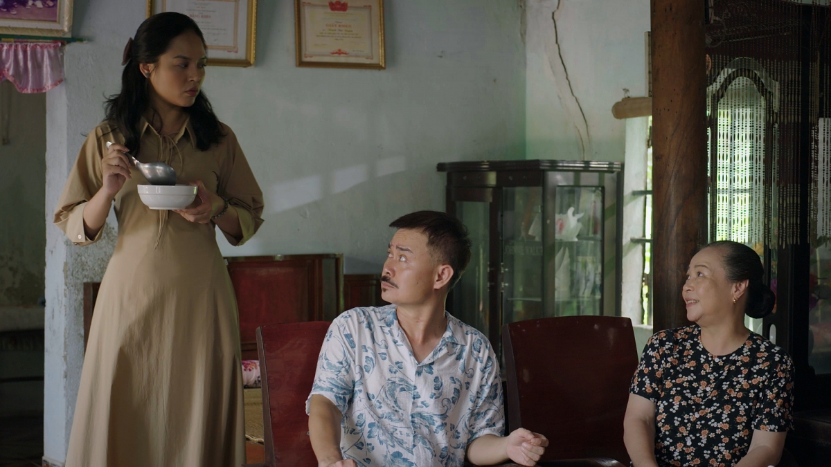 Bộ phim thu hút khán giả bởi những câu chuyện gần gũi trong gia đình làng quê Việt