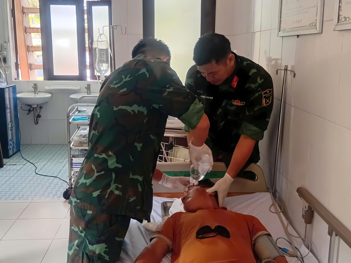 Các bác sĩ Bệnh xá đảo Trường Sa cấp cứu ngư dân 