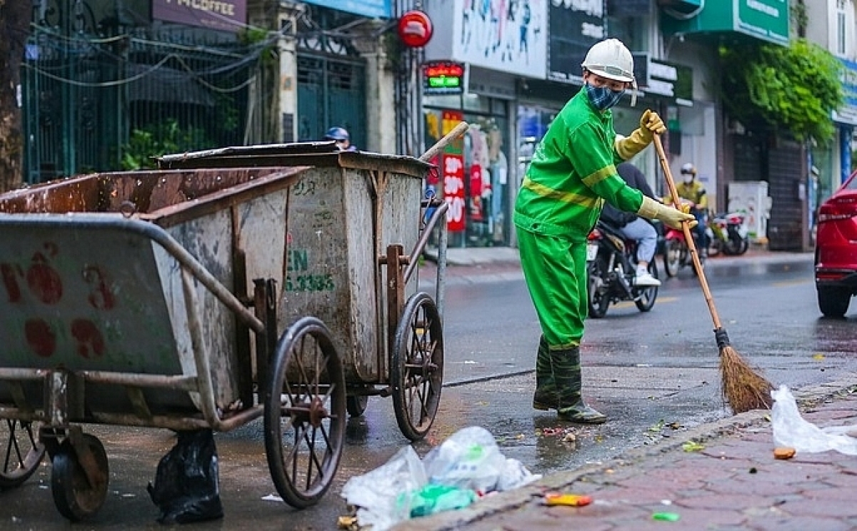 Không kể nắng mưa, công nhân vệ sinh môi trường đang nỗ lực thu gom rác, tất cả vì Thủ đô Sáng, Xanh, Sạch, Đẹp