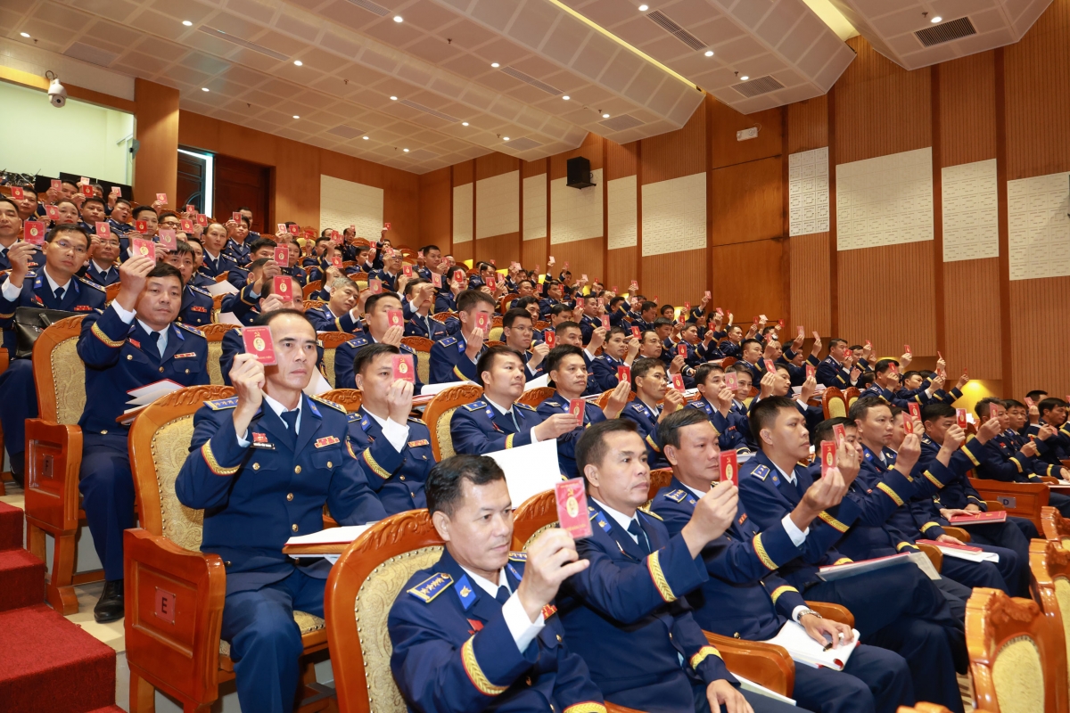 Các đại biểu thông qua chương trình, quy chế làm việc của Đại hội.