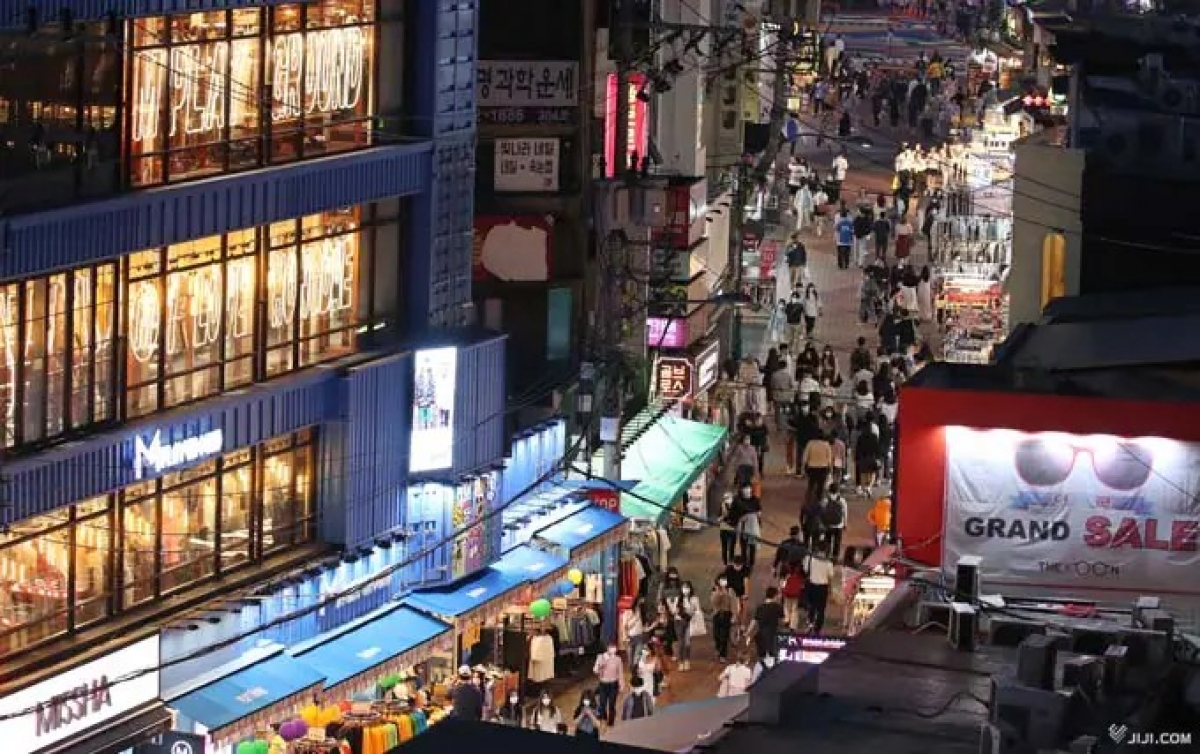 Các khu phố đi bộ tại Seoul luôn tấp nập du khách nước ngoài (Ảnh Jiji Press)