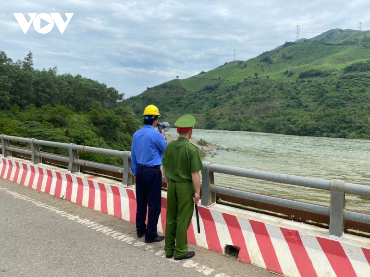 Các lực lượng thông báo cho người dân phía hạ du và những người đánh bắt cá trên sông biết để đảm bảo an toàn.
