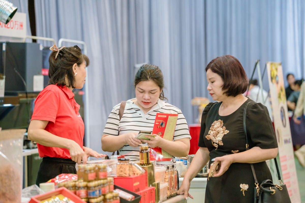 Các sản phẩm hảng hóa được giới thiệu thu hút đông đảo khách hàng tới giao thương, tìm hiểu