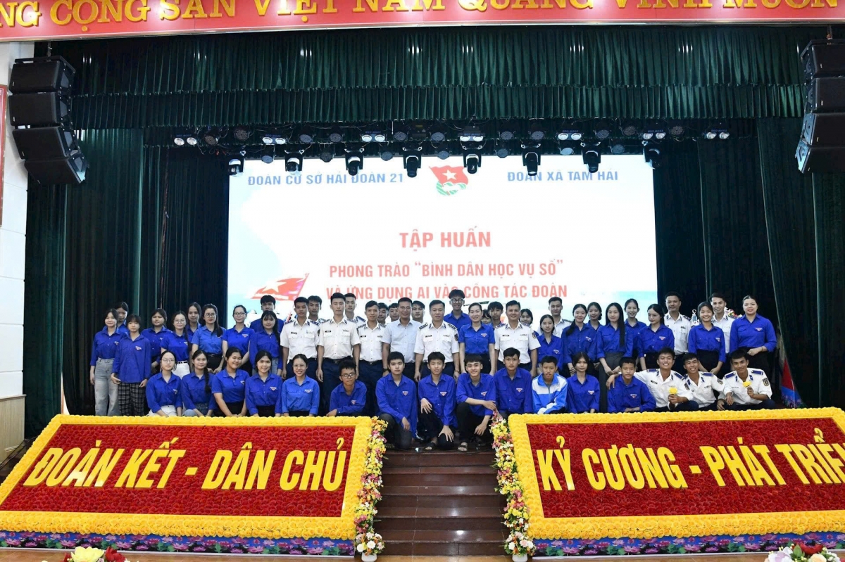 Cán bộ, chiến sĩ Bộ Tư lệnh Vùng Cảnh sát biển 2 tích cực tham gia phong trào Bình dân học vụ số.
