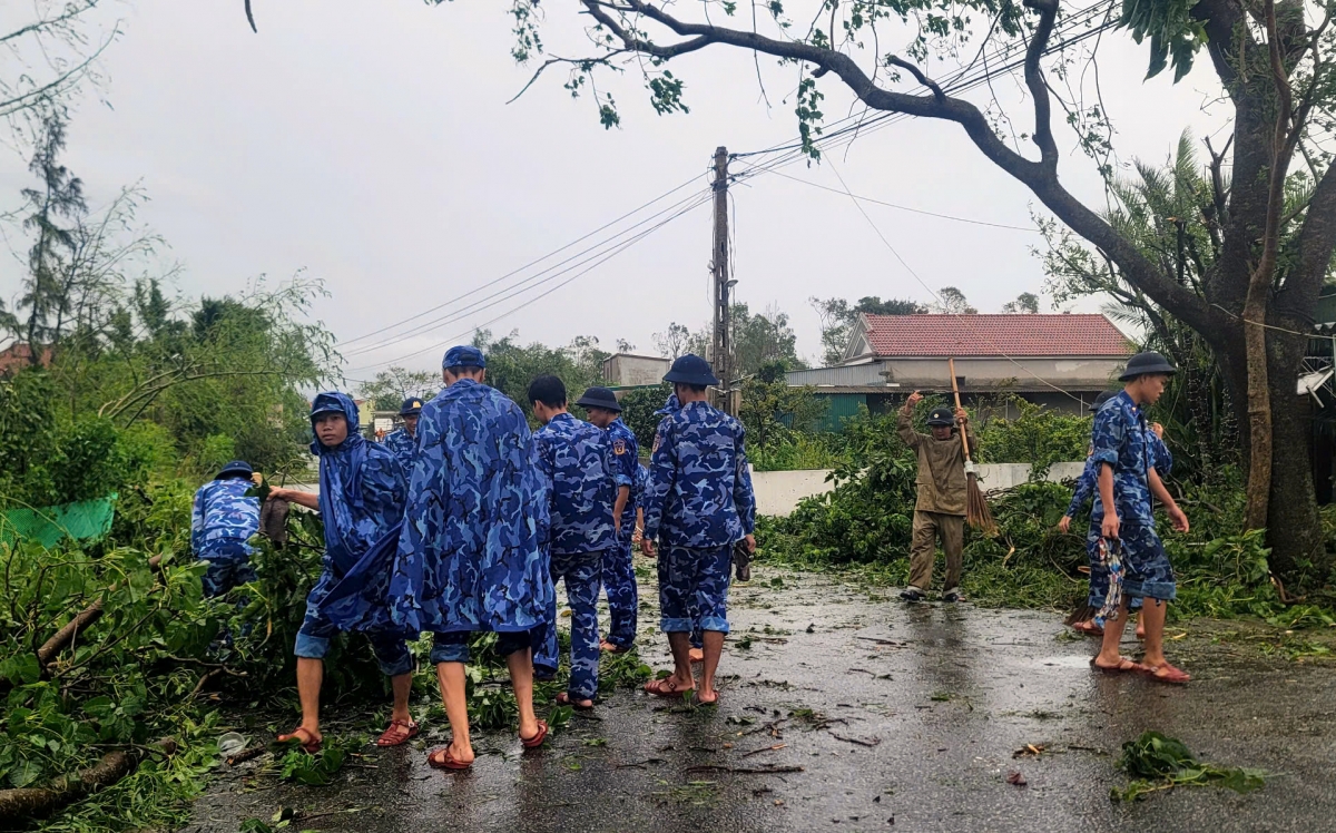 Cán bộ, chiến sĩ Hải đội 102 dọn dẹp cây đổ chắn ngang đường ở xã Đan Hải