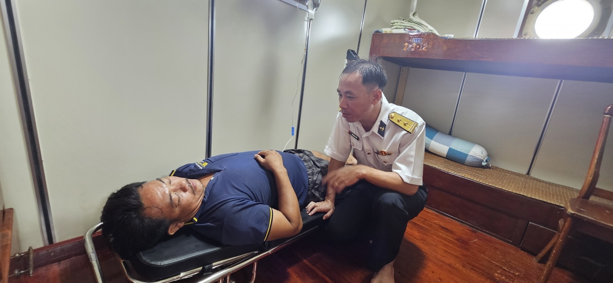 Cán bộ, nhân viên Tàu 937, Hải đoàn 129 Hải quân ân cần thăm hỏi sức khỏe cho ngư dân bị nạn