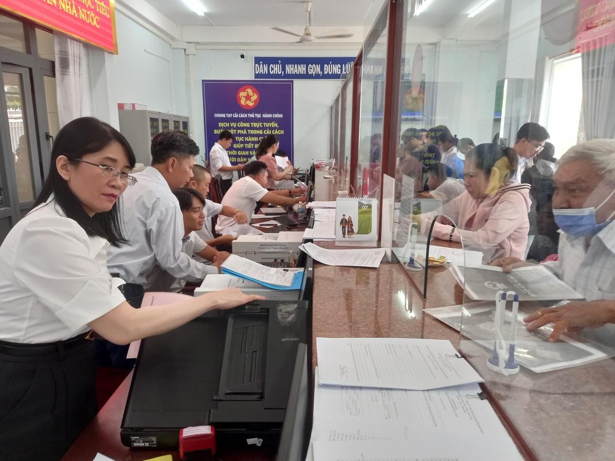 Cán bộ phường Tây Nha Trang, tỉnh Khánh Hòa giao dịch với người dân địa phương.
