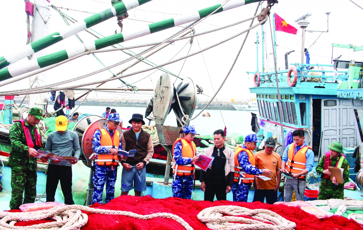 Cảnh sát biển tuyên truyền, phổ biến pháp luật cho ngư dân
 