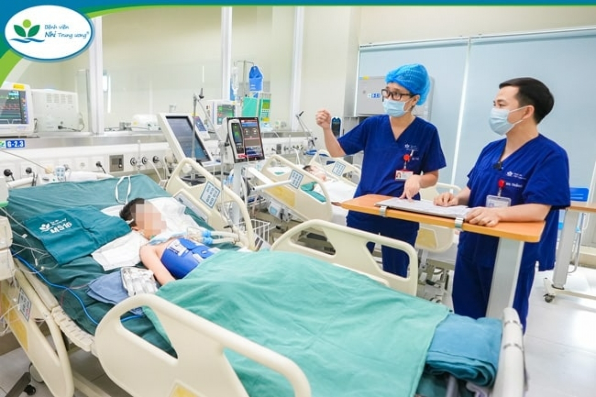 Trẻ đang được điều trị tại khoa Điều trị tích cực Nội khoa trong tình trạng nặng. (Ảnh bệnh viện Nhi Trung ương)