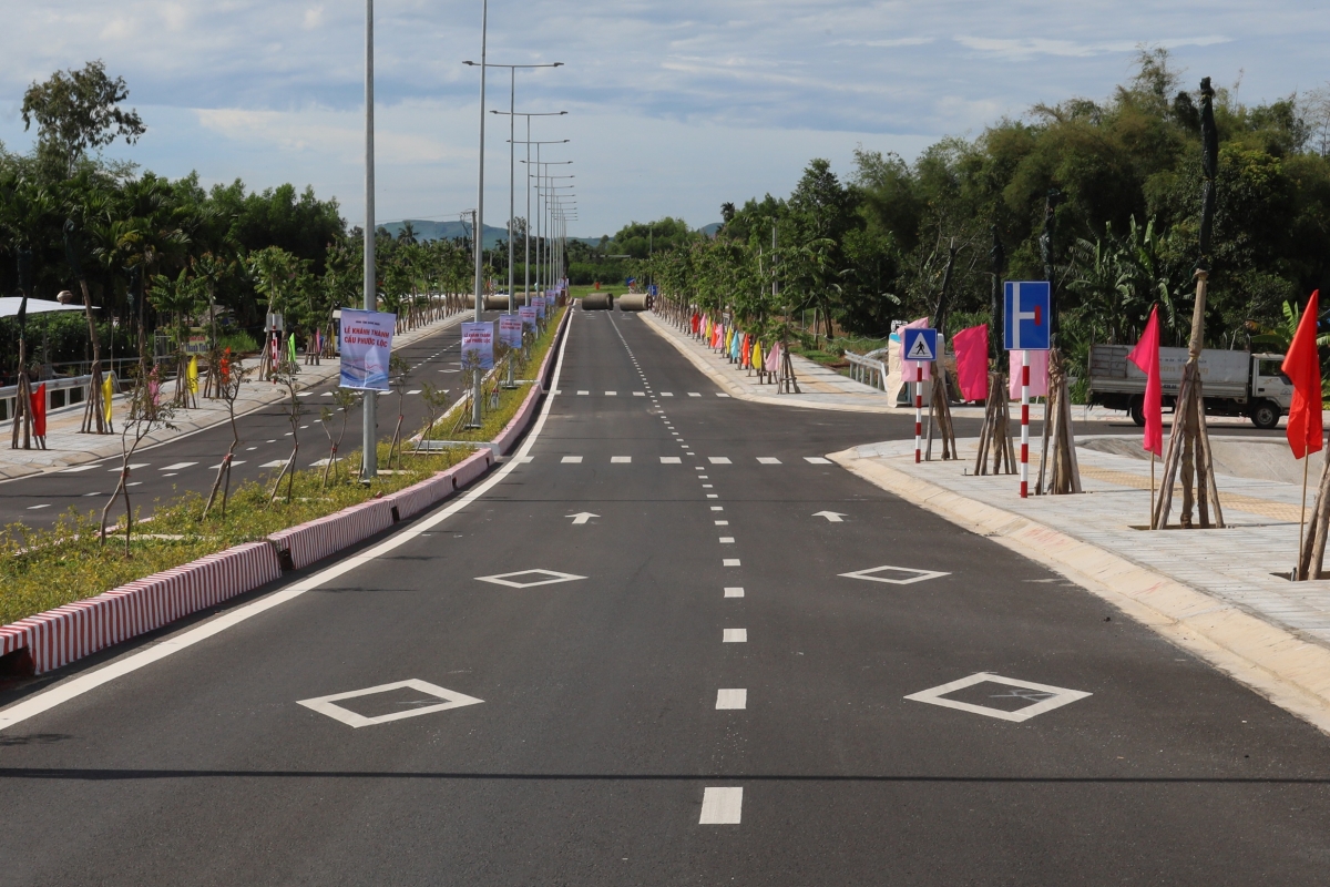Cầu Phước Lộc đưa vào hoạt động sẽ kết nối giao thông hai tuyến quan trọng là quốc lộ 24B và tỉnh lộ 623B.