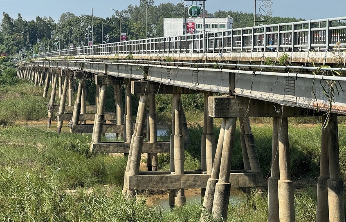 Cầu Trà Khúc 1 cũ hiện đã xuống cấp