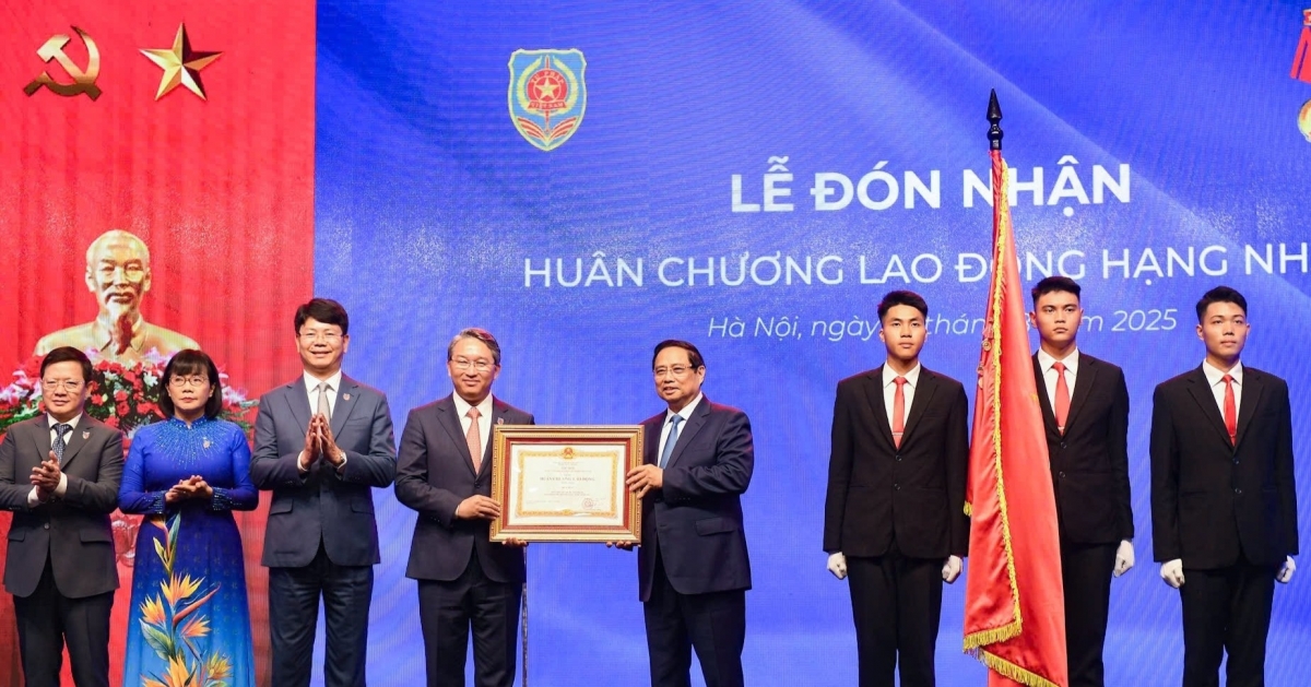 Thủ tướng Phạm Minh Chính trao Huân chương Lao động hạng Nhất cho Bộ Tư pháp