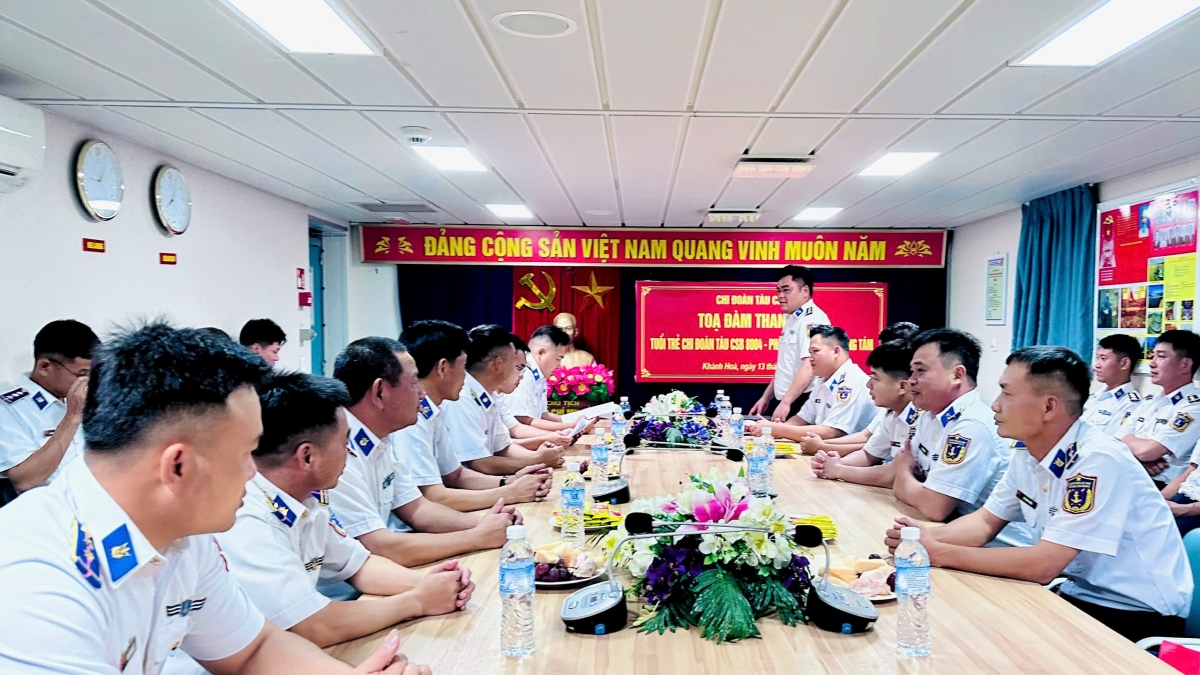 CBCS Tàu CSB8004 tọa đàm "Phất cao cờ hồng Tháng 8"