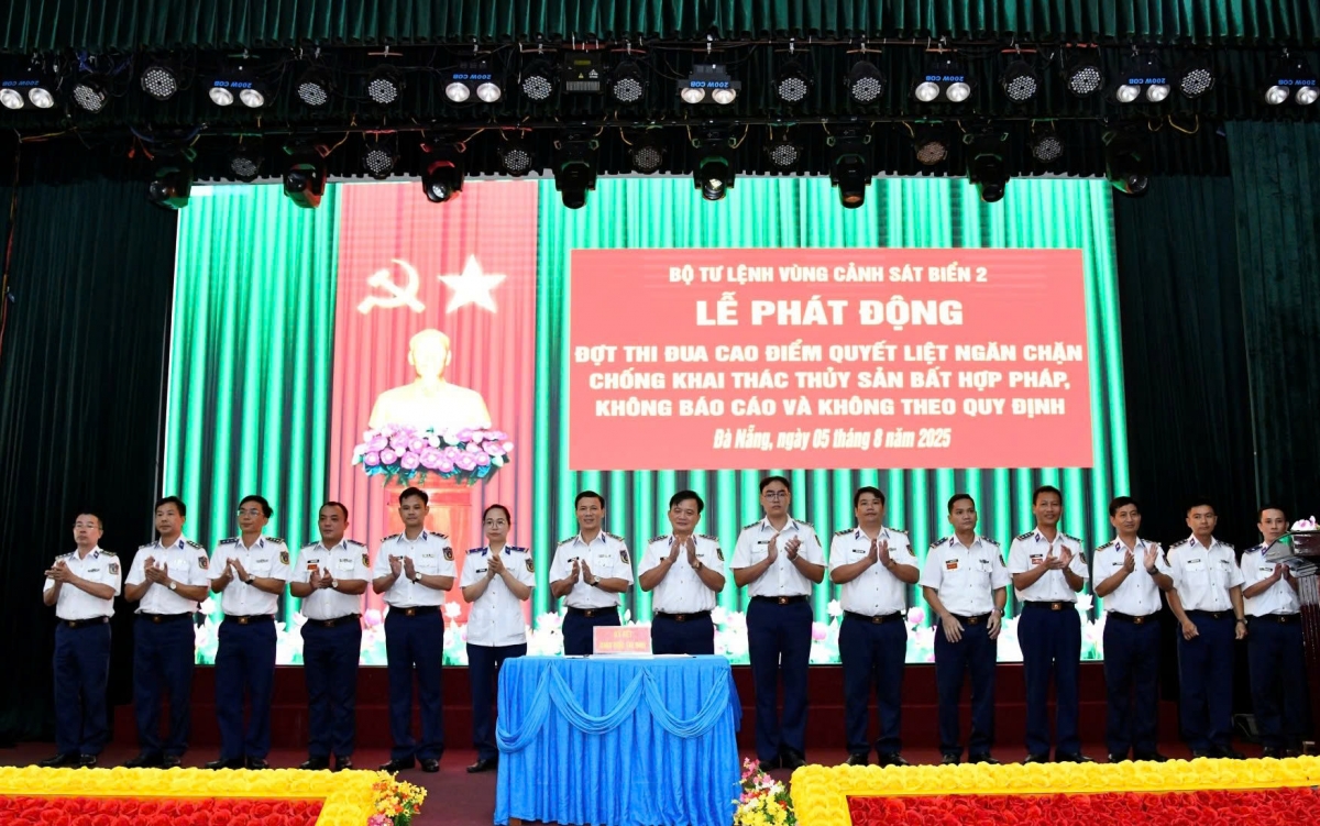 Thủ trưởng Bộ Tư lệnh Vùng chứng kiến Chỉ huy cơ quan, đơn vị kí kết giao ước thi đua.