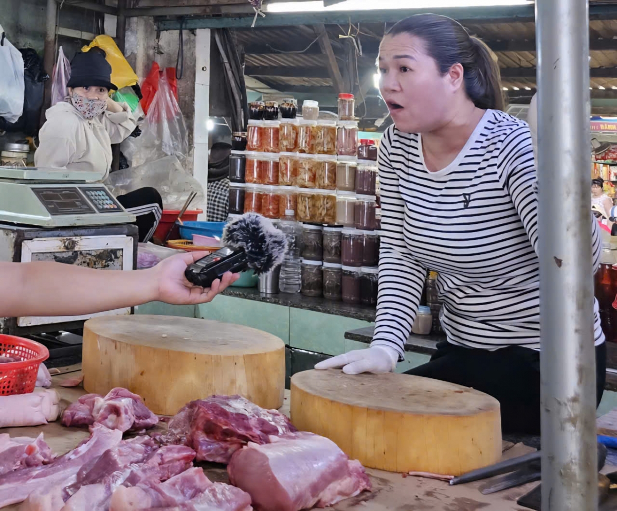 Tiểu thương của chợ Đầm gặp nhiều khó khăn khi thịt lợn ế ẩm thời gian dài.