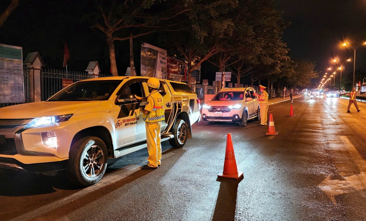 Chốt kiểm tra nồng độ cồn ban đêm ở phường Tân Lập, tỉnh Đắk Lắk.