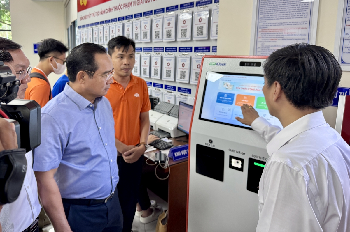 Chủ tịch UBND TPHCM khảo sát tại Trung tâm hành chính công phường Bà Rịa